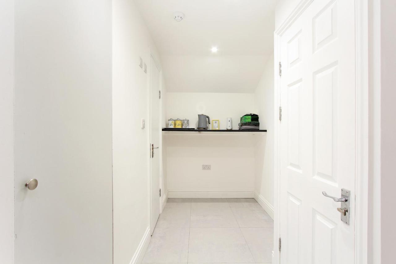 דירות לונדון Splendid Flat In Kensington Olympia מראה חיצוני תמונה