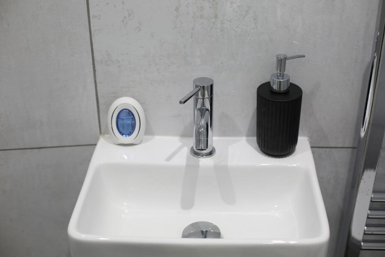 דירות לונדון Splendid Flat In Kensington Olympia מראה חיצוני תמונה